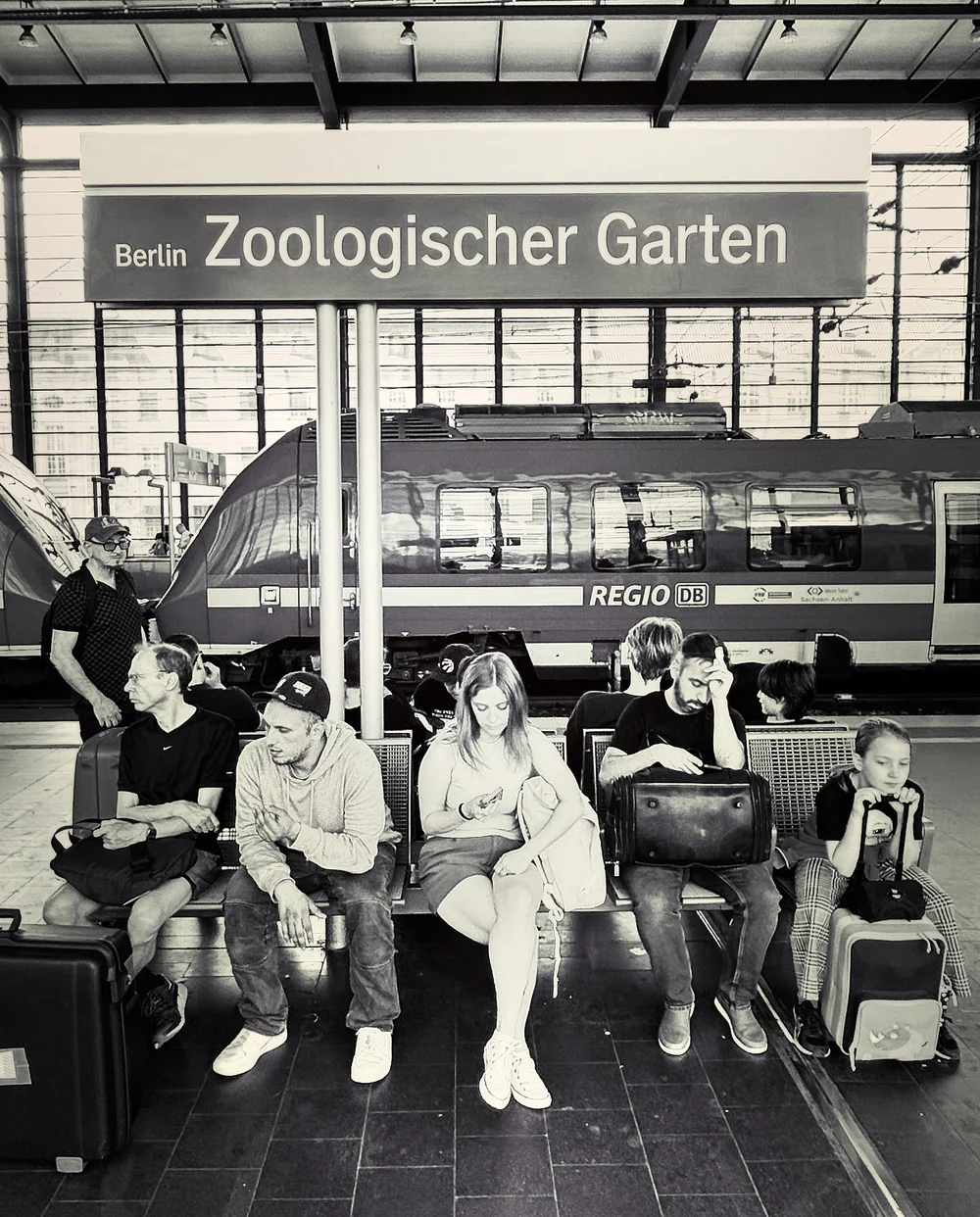 Persone in attesa alla stazione Zoologischer Garten
