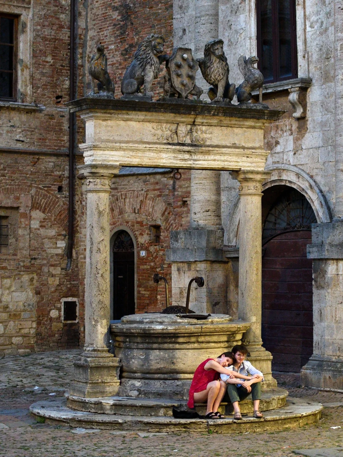 Due persone sedute davanti a una fontana