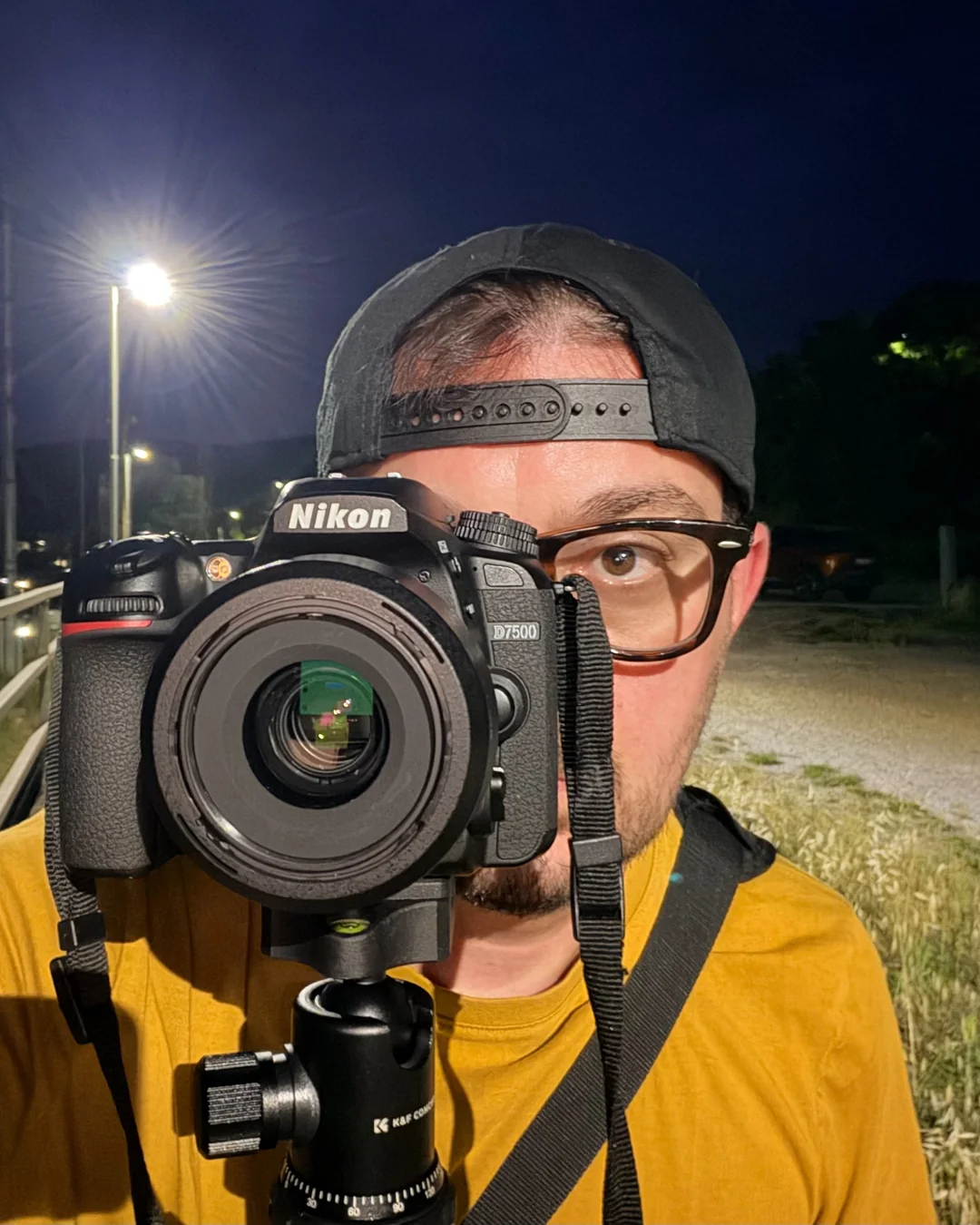Christian dietro una macchina fotografica Nikon