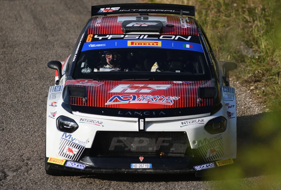 Automobile da rally su strada sterrata