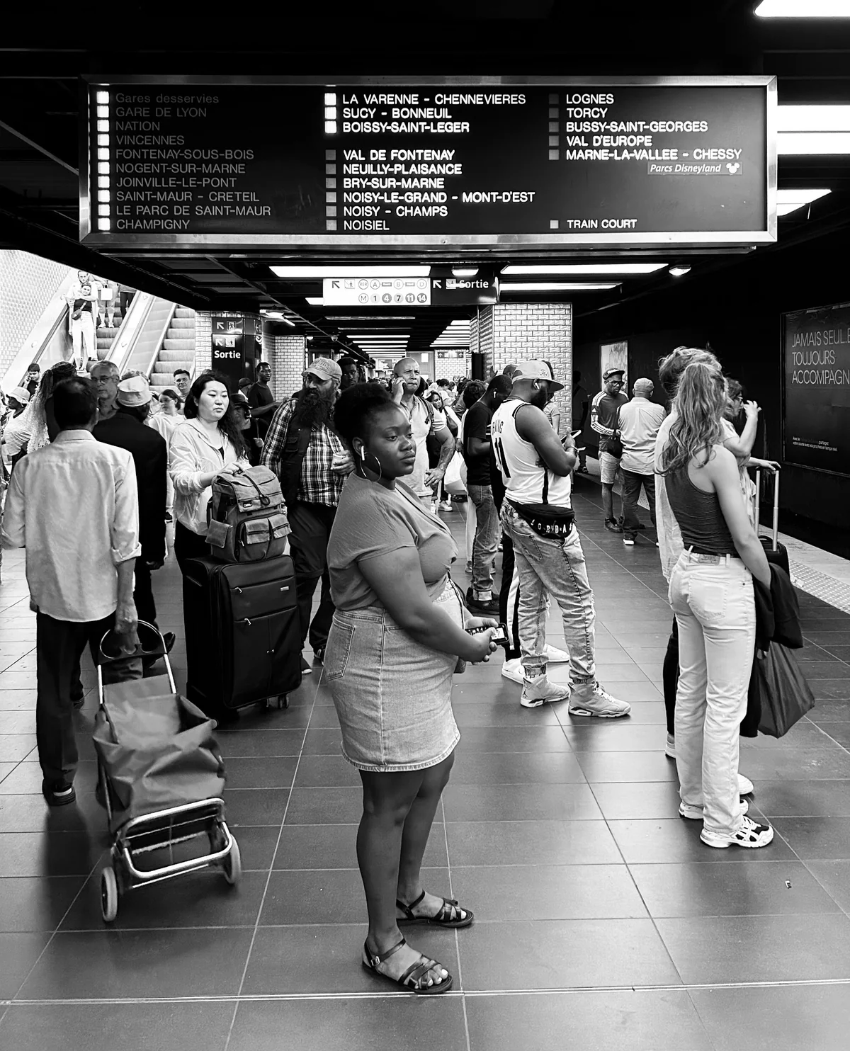 Persone e percorsi in una stazione ferroviaria