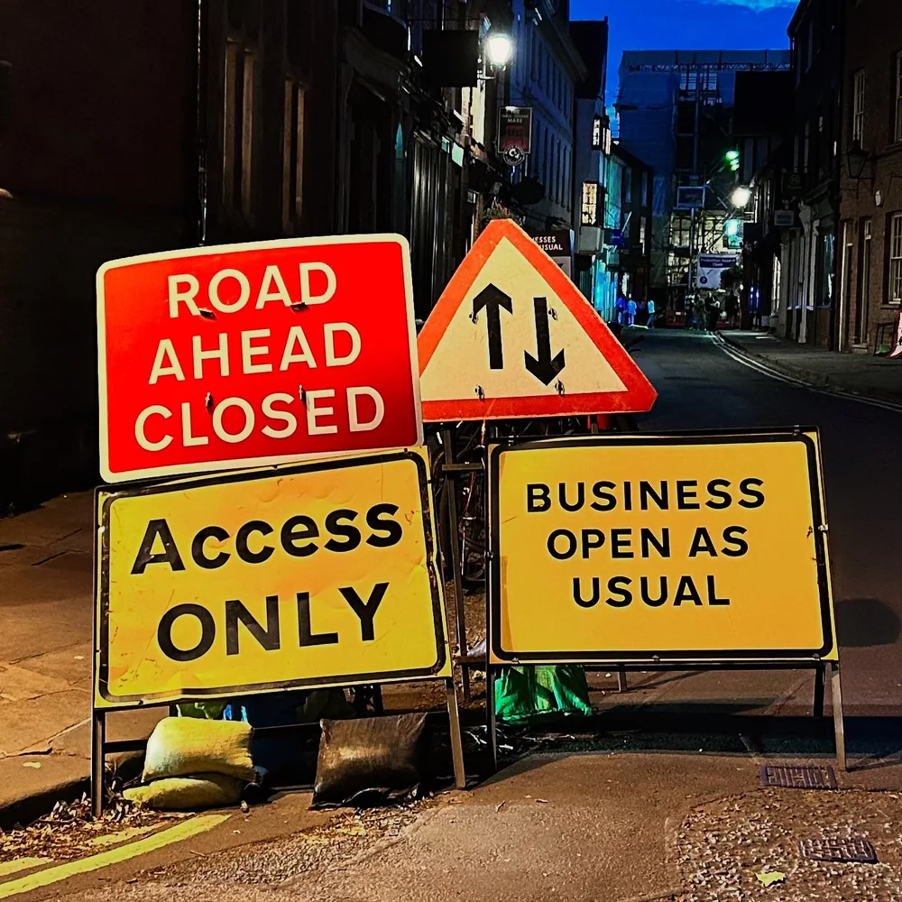 Strada chiusa e cartelli contraddittori