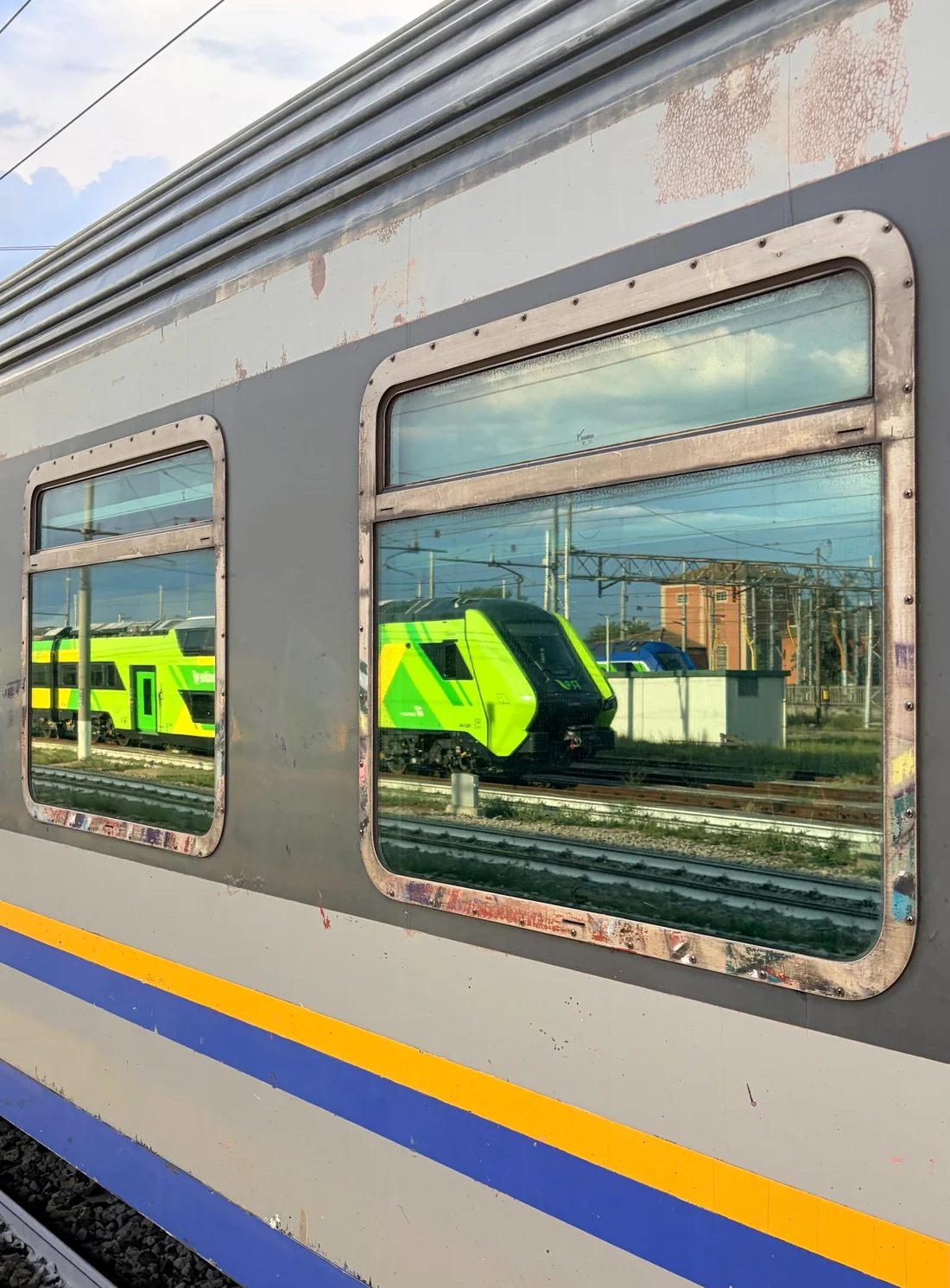 Riflesso colorato nel finestrino di un treno